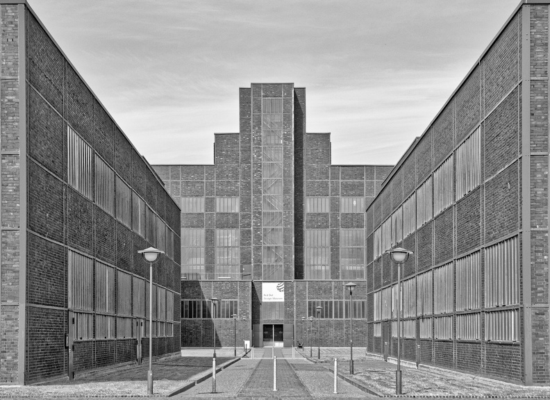 Eingang zum Red Dot Design Museum Symmetrie auf Zollverein (2).jpg