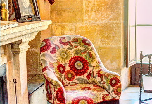 Antiker Sessel mit Blumenmuster