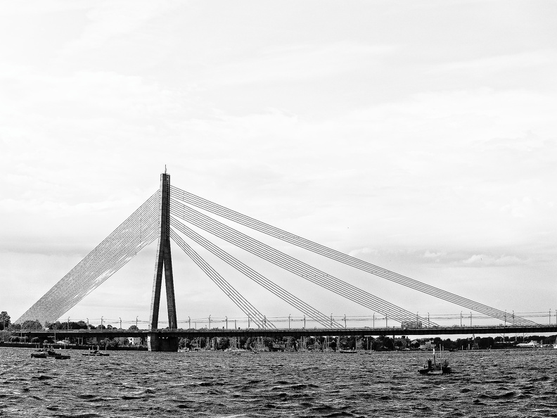 Vansu-Brücke über die Düna.jpg