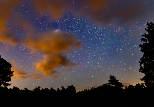 Leuchtende Wolken vor den Sternen