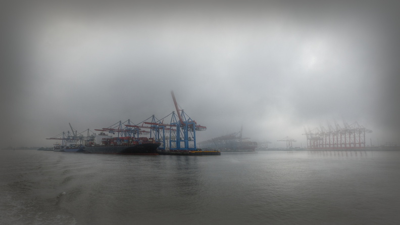 Terminal Burchardkai im Hamburger Hafen Nebel_im_Hafen.JPG